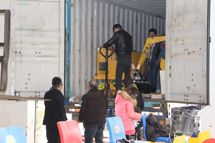 熱烈祝賀沃爾華集團首批200臺兒童挖掘機順利出口歐洲